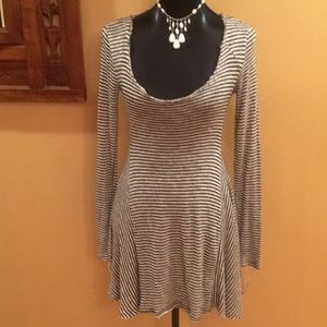 🍍Black and white stripped dress🍍